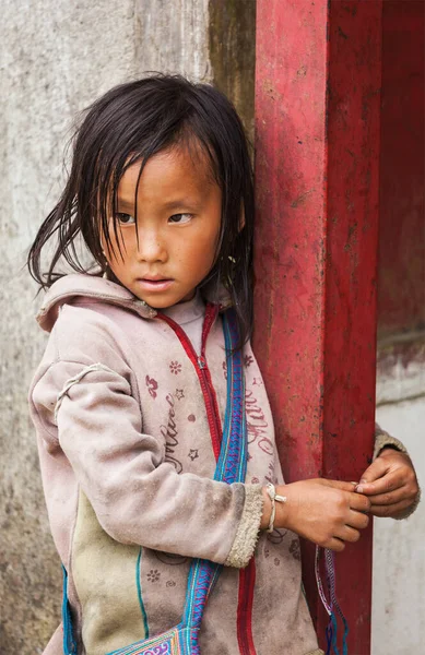 SAPA, VİETNAM - 10 Haziran 2011: Ta Van köyünde tanımlanamayan Vietnamlı kız. Vietnam 'ın ekonomik büyüme oranı dünyanın en yükseği olmasına rağmen yoksulluk oranı hâlâ yüksek.