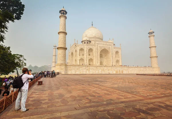 Agra India November 2012 Tourist Taking Pictures Taj Mahal Famous — Stock Photo, Image