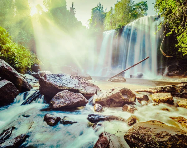 ヴィンテージレトロな効果は 熱帯の滝のヒップスタースタイルのイメージをフィルタリングしました — ストック写真