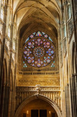 PRAG, CZECH REPUBLIC - 27 Nisan 2012: Katedralin ana girişinin üzerindeki gül pencereli St. Vitus katedralinin iç mimarisi Frantisek Kysela, Prag, Çek Cumhuriyeti