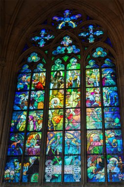 Prague, Çek Cumhuriyeti - 27 Nisan 2012: ünlü Çek art nouveau ressam alfons mucha st. vitus Katedrali Prag, Çek Cumhuriyeti tarafından dizayn vitray pencere