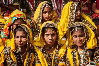 Pushkar, Hindistan - 21 Kasım 2012: tanımlanamayan rajasthani kızlar geleneksel kıyafetler içinde pushkar rajasthan, Hindistan'ın yıllık deve adil pushkar mela adlı dans perfomance için hazırlayın