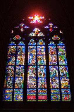 Prague, Çek Cumhuriyeti - 27 Nisan 2012: ünlü Çek art nouveau ressam alfons mucha st. vitus Katedrali Prag, Çek Cumhuriyeti tarafından dizayn vitray pencere