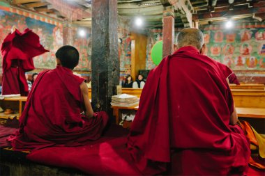 THIKSEY, INDIA - SEPTEMBER 4, 2011: Thiksey gompa Budist manastırı Sarı Şapka Gelugpa 'da namaz kılan Tibetli Budist keşişler, Ladakh' ın popüler turistik merkezindeki en büyük gompa tarikatı.