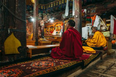 THIKSEY, INDIA - SEPTEMBER 4, 2011: Ladakh 'ın merkezindeki en büyük gompa olan Sarı Şapka (Gelugpa) mezhebinin Thiksey Gompa (Budist Manastırı)' nda namaz kılan Tibetli Budist rahipler