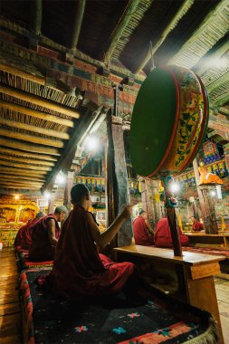 THIKSEY, INDIA - SEPTEMBER 4, 2011: Ladakh 'ın merkezindeki en büyük gompa olan Sarı Şapka (Gelugpa) mezhebinin Thiksey Gompa (Budist Manastırı)' nda namaz kılan Tibetli Budist rahipler