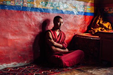DisKIT, Hindistan - 12 Eylül 2012: Diskit gompa 'daki Tibetli Budist keşiş. Diskit gompa, Hindistan 'ın Nubra Vadisi' ndeki en eski ve en büyük Budist manastırı.