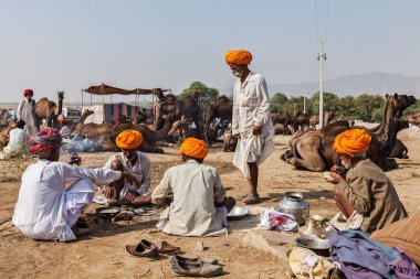 Pushkar, Hindistan - 20 Kasım 2012: Hintli erkek ve Develer pushkar deve Fuarı (pushkar mela) - yıllık beş gün camel ve Hayvancılık, adil, bir dünyanın en büyük deve Fuarlar ve turistik