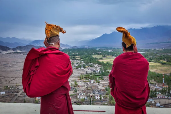 Thiksey India September 2011 Two Tibetan Buddhist Monks Blowing Conches — Stock Photo, Image