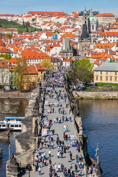 Prague Çek Cumhuriyeti Nisan 2012 Charles Köprüsü Vltava Nehri Üzerinde — Stok fotoğraf