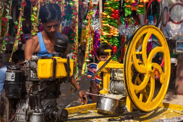 普什卡 2012 街头小贩通过去皮的甘蔗在普什卡 拉贾斯坦邦 印度的磨粉碎 使甘蔗汁 — 图库照片