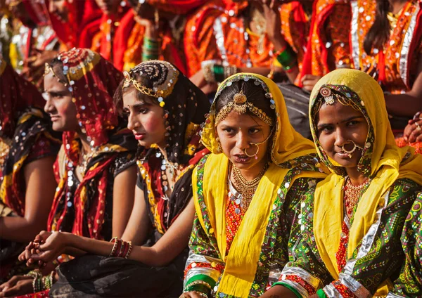 Pushkar Ινδία Νοεμβρίου 2012 Αγνώστων Rajasthani Κορίτσια Παραδοσιακές Ενδυμασίες Προετοιμασία — Φωτογραφία Αρχείου