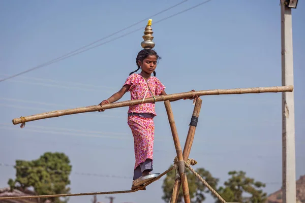 プシュカル インド 2012 インドの女の子は正体不明の通り Acrobat プシュカル ラジャスタン インドでの年間のラクダ公正プシュカル メラに綱渡り — ストック写真