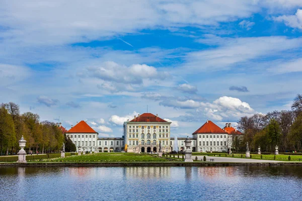 大Parterre和Nymphenburg宫的后视镜德国巴伐利亚慕尼黑 — 图库照片