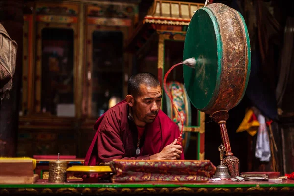 Diskit India Сентября 2012 Года Неопознанный Тибетский Буддийский Монах Молится — стоковое фото