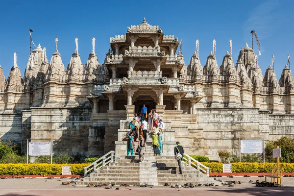 Ranakpur Indie Listopada 2012 Turystów Wiernych Odwiedź Jain Temple Ranakpur — Zdjęcie stockowe