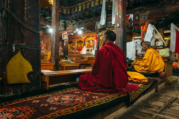 Thiksey インド 2011年9月4日 チベット仏教の僧侶が ラダック中央部で最大のゴンパである黄色い帽子 Gelugpa 宗派のThiksey Gompa 仏教僧院 で祈り中に — ストック写真