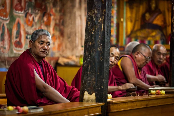 Thiksey India Septiembre 2011 Monjes Budistas Tibetanos Durante Oración Thiksey —  Fotos de Stock