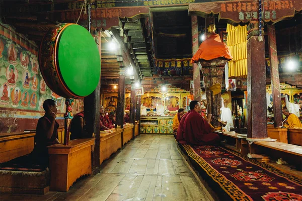 Thiksey India Settembre 2011 Monaci Buddisti Tibetani Durante Preghiera Thiksey — Foto Stock