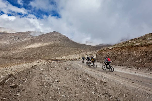 Kardung Pass India Septiembre 2011 Turistas Bicicletas Himalaya Ascienden Paso —  Fotos de Stock