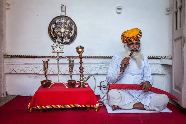 Jodhpur India Novembre 2012 Vecchio Indiano Fuma Narghilè Nel Forte — Foto Stock