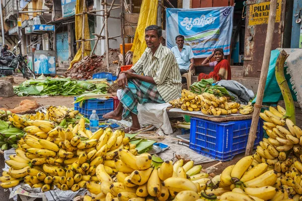 Tiruchirapalli India Febrero 2013 Hombre Indio Identificado Vendedor Ambulante Plátanos — Foto de Stock