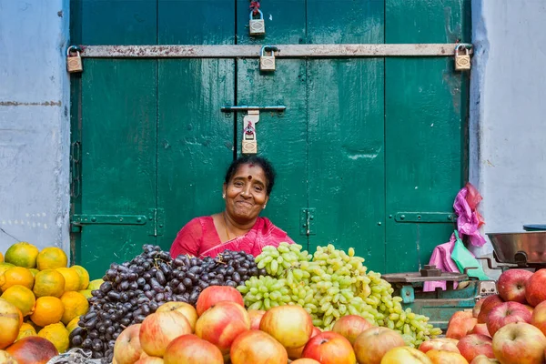 Tiruchirapalli India Febrero 2013 Mujer India Identificada Vendedor Ambulante Frutas — Foto de Stock