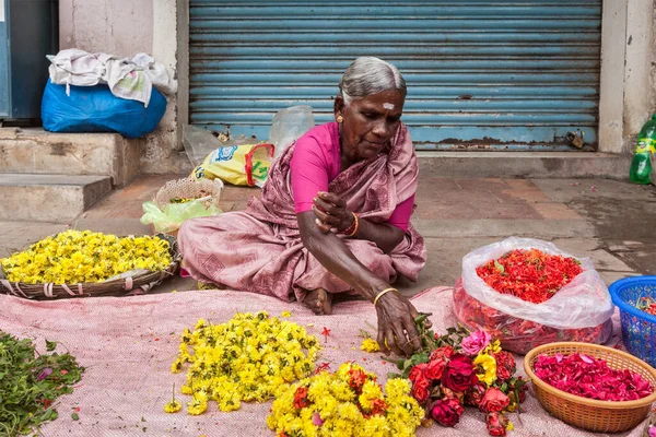 Tiruchirapalli India Febrero 2013 Mujer India Identificada Vendedor Ambulante Flores — Foto de Stock