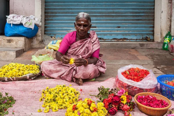 Tiruchirapalli 2013 不明的印度女人 街头小贩 赕佛的花朵 — 图库照片