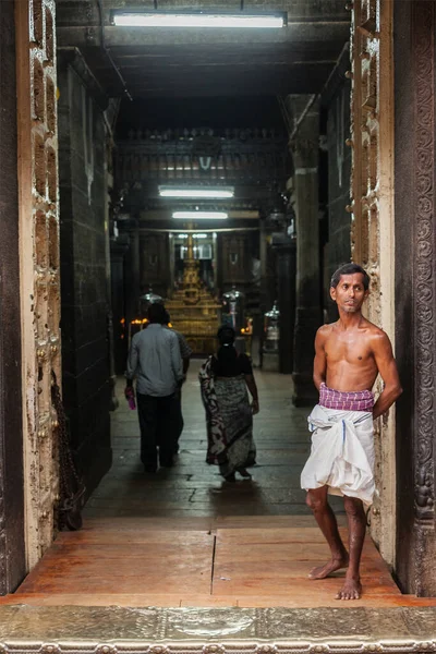 Tiruchirapalli 2013 不明印度婆罗门 印度教传统社会 牧师站在斯里兰卡 Ranganathaswamy 寺的网关 — 图库照片