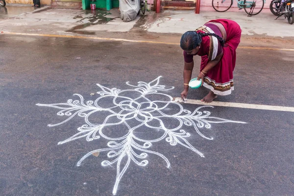 Tiruchirappalli India February 2013 Unidentified India Woman Drawing Kolam Rangoli — Stock Photo, Image