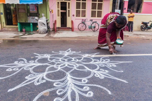 Tiruchirappalli 2013 불명된의 Kolam Rangoli 앞에서 가루를 그림의 가정에 번영을 — 스톡 사진