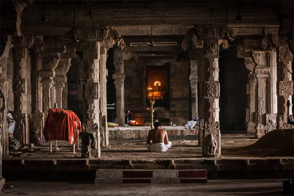 2013 日インド ティルッチラーッパッリ 正体不明インド バラモン 伝統的なヒンズー教の社会 司祭ヒンドゥー教寺院ティルッチラーッパッリ ロック フォート タミル語 — ストック写真