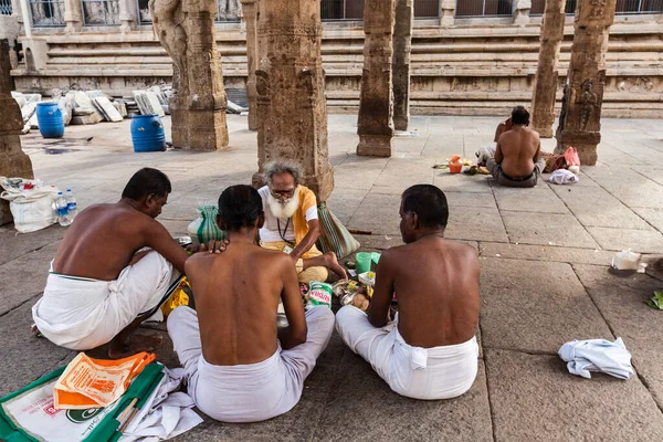 马杜赖 2013 传统印度教协会 的婆罗门祭司和朝圣者在著名的米纳克什 安曼庙 历史的印度教寺庙坐落在天普市马杜赖 — 图库照片
