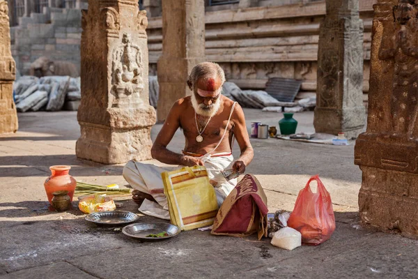 マドゥライ インド 2013 インドのバラモン 伝統的なヒンズー教の社会 司祭有名なミーナークシー アンマン寺院 寺院都市マドゥライに位置する歴史的なヒンズー教の寺院の寄付で — ストック写真