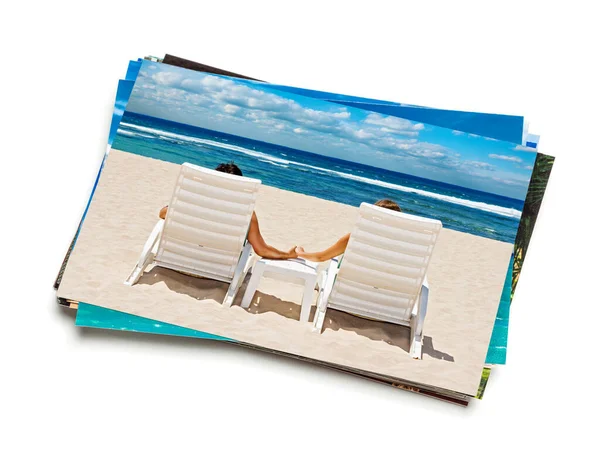 休日のビーチコンセプト創造的な背景 白い背景に隔離された上にビーチイメージのカップルと休暇の写真のスタック — ストック写真