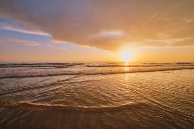 Fonte da Telha sahilinde dalgalanan dalgalarla Atlantik Okyanusu 'nun batışı, Costa da Caparica, Portekiz