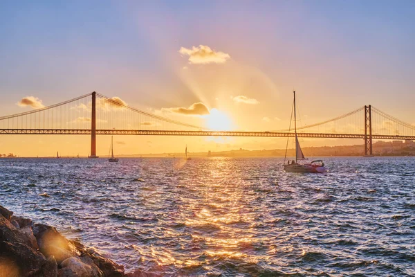 Vista Del Puente Abril Famoso Monumento Turístico Lisboa Que Conecta —  Fotos de Stock