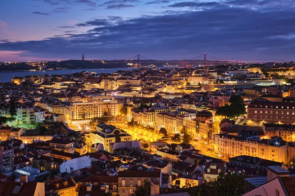4月25日晚黄昏时分 阿尔法玛和毛里亚老城区的米拉杜罗 森赫拉从蒙特观光台观看里斯本的夜景 葡萄牙里斯本 — 图库照片