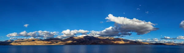 ヒマラヤ山脈に日没 Korzok ラダック インド ヒマラヤ湖ツォ モリリー湖のパノラマ — ストック写真