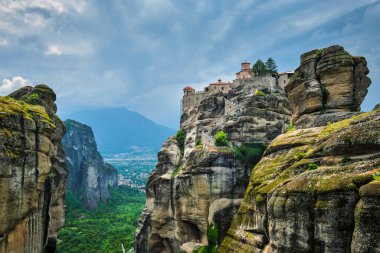 Yunanistan 'ın ünlü turizm merkezi Meteora' daki Varlaam Manastırı gün batımında manzaralı