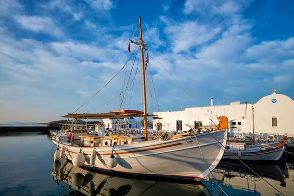 日出时在Naousa港的渔船 希腊帕洛斯卢斯 — 图库照片