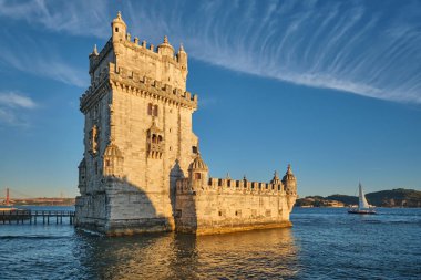 Belem Kulesi veya St. Vincent Kulesi - Lisboa 'nın ünlü turizm merkezi - gün batımında Tagus Nehri Tejo kıyısında. Lizbon, Portekiz turist yatıyla