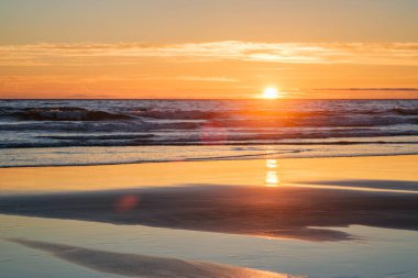 Fonte da Telha sahilinde dalgalanan dalgalarla Atlantik Okyanusu 'nun batışı, Costa da Caparica, Portekiz