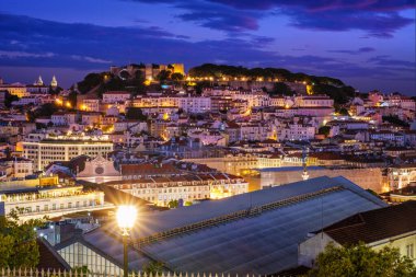 Miradouro de Sao Pedro de Alcantara 'dan Lizbon' un ünlü manzarası. Lizbon, Portekiz. Kamera tavası