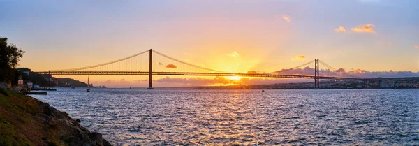 Abril Köprüsü Nün Ünlü Lizbon Turistik Beldesi Tagus Nehri Üzerindeki — Stok fotoğraf