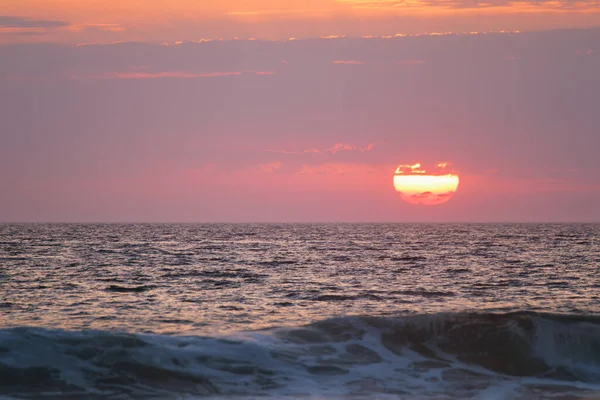 Ωκεάνια Κύματα Στο Ηλιοβασίλεμα Φόντο Τον Ήλιο — Φωτογραφία Αρχείου