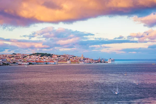 Utsikt Över Lissabon Över Floden Tejo Från Almada Med Båtar — Stockfoto