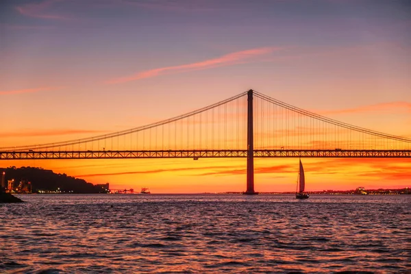 Blick Auf Die Abril Brücke Ein Berühmtes Touristisches Wahrzeichen Von — Stockfoto