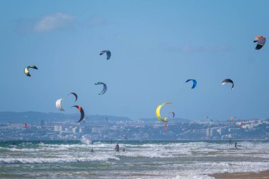Uçurtma sörfü uçurtma sörfü uçurtmaları Atlantik Okyanusu kıyısında Fonte da Telha sahilinde, Costa da Caparica, Portekiz